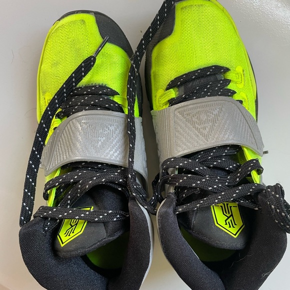 NIKE KID KYRIE IRVING BASKETBALL SHOES - Picture 5 of 6